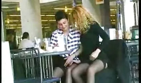 Eine junge Frau trif ...