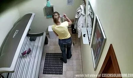 Eine junge Frau mit  ...
