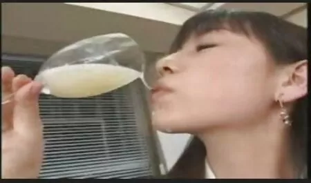 Eine asiatische Frau ...