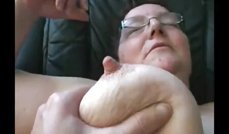 Die blonde Frau älte ...