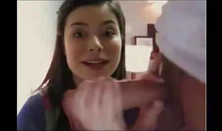 Ashley Reiter trägt  ...